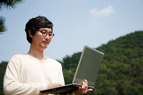 포토 JPG 주간 구름 라이프스타일 남자 안경 비즈니스 하늘 산 한명 미소 웃음 사람 동양인 상반신 20대 성인 야외 라이프 노트북 컴퓨터 한국인 비즈니스맨 숲 남자만 남자한명만 성인남자만 청년만 청년남자만 청년남자한명만 성인한명만 성인남자한명만 성인만 국내포토 자연요소 1 잡화 표정 인종 청년 생활 전자제품 직장인 파일형식