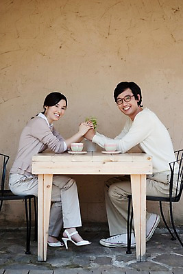 포토 JPG 주간 전신 식물 라이프스타일 부부 커플 여자 남자 화분 안경 화초 커피 의자 탁자 사랑 미소 웃음 사람 앉기 동양인 야외 두명 라이프 옆모습 한국인 차 커피잔 국내포토 자연요소 잡화 감정 음료 뷰포인트 가구 관계 모션 잔 표정 인종 생활 파일형식