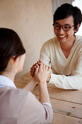 포토 JPG 주간 라이프스타일 부부 커플 여자 남자 안경 탁자 사랑 미소 웃음 사람 앉기 동양인 상반신 두명 라이프 마주보기 한국인 국내포토 자연요소 잡화 감정 가구 관계 모션 표정 인종 생활 파일형식