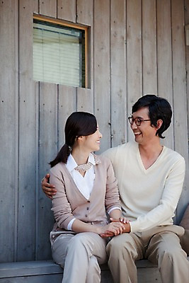 포토 JPG 주간 라이프스타일 부부 커플 여자 남자 안경 창문 사랑 미소 웃음 사람 앉기 동양인 상반신 야외 두명 라이프 마주보기 한국인 판넬 나무벽 국내포토 자연요소 잡화 감정 벽 관계 모션 표정 인종 생활 목재 파일형식