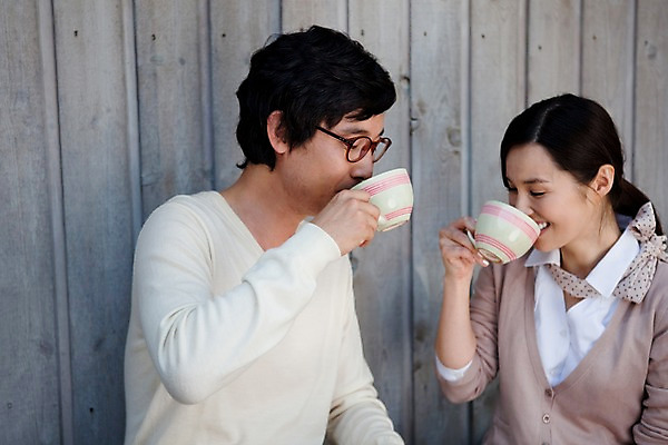 포토 JPG 주간 라이프스타일 부부 커플 여자 남자 안경 여유 커피 티타임 미소 웃음 사람 동양인 상반신 야외 두명 라이프 한국인 마시기 판넬 차 커피잔 나무벽 국내포토 자연요소 잡화 감정 음료 벽 관계 모션 휴식 잔 표정 인종 생활 목재 파일형식