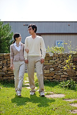 포토 JPG 주간 전신 나무 식물 라이프스타일 부부 커플 여자 남자 안경 돌담 그림자 서기 미소 웃음 사람 동양인 잔디 야외 두명 건물 라이프 담장 걷기 정원 산책 한국인 국내포토 자연요소 건축물 잡화 관계 모션 휴식 표정 인종 생활 돌_바위 파일형식