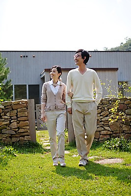 포토 JPG 주간 전신 나무 식물 라이프스타일 부부 커플 여자 남자 안경 돌담 서기 미소 웃음 사람 동양인 잔디 야외 두명 건물 라이프 담장 걷기 정원 산책 한국인 국내포토 자연요소 건축물 잡화 관계 모션 휴식 표정 인종 생활 돌_바위 파일형식