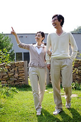 포토 JPG 주간 전신 나무 라이프스타일 부부 커플 여자 남자 안경 돌담 서기 미소 웃음 사람 동양인 손짓 잔디 야외 두명 건물 라이프 담장 걷기 정원 산책 한국인 가리킴 국내포토 자연요소 식물 건축물 잡화 관계 모션 휴식 표정 인종 생활 돌_바위 파일형식