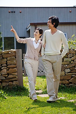 포토 JPG 주간 전신 라이프스타일 부부 커플 여자 남자 안경 돌담 서기 미소 웃음 사람 동양인 손짓 잔디 야외 두명 건물 라이프 담장 걷기 정원 산책 한국인 가리킴 국내포토 자연요소 식물 건축물 잡화 관계 모션 휴식 표정 인종 생활 돌_바위 파일형식