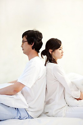 포토 JPG 라이프스타일 부부 커플 여자 남자 안경 베개 실내 무표정 사람 앉기 동양인 상반신 두명 라이프 옆모습 침실 잠옷 한국인 분노 갈등 국내포토 잡화 옷 감정 뷰포인트 관계 침구 모션 표정 인종 내부 생활 파일형식