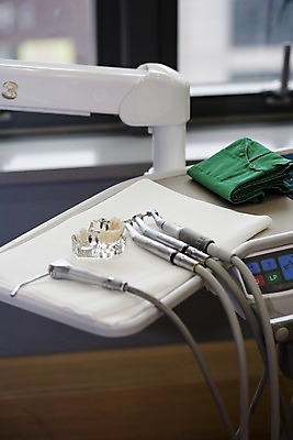 포토 JPG 실내 치과 사람없음 모형 의료용품 치아 치과용품 치아모형 석션팁 수술포 시술대 임플란트 핸드피스 국내포토 의료기기 병원 내부 소화기관 파일형식