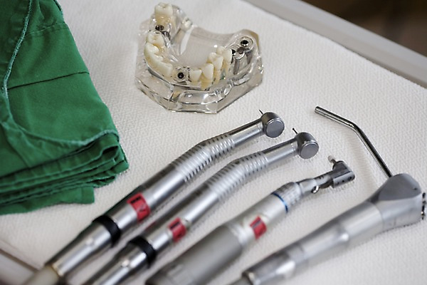 포토 JPG 실내 치과 사람없음 모형 의료용품 치아 치과용품 치아모형 석션팁 수술포 임플란트 티타늄 핸드피스 국내포토 의료기기 병원 내부 소화기관 원소 파일형식