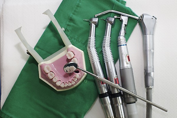 포토 JPG 실내 치과 사람없음 모형 거울 의료용품 치아 치과용품 치아모형 석션팁 수술포 핸드피스 구강거울 국내포토 의료기기 병원 내부 소화기관 파일형식