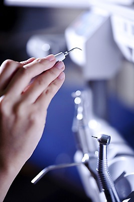 포토 JPG 손 실내 치과 아웃포커스 신체부위 의료용품 치과용품 날카로움 석션팁 핸드피스 국내포토 의료기기 촬영기법 병원 사람 내부 파일형식