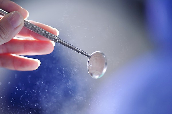 포토 JPG 손 실내 치과 아웃포커스 신체부위 거울 의료용품 치과용품 구강거울 국내포토 의료기기 촬영기법 병원 사람 내부 파일형식