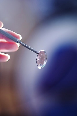 포토 JPG 손 실내 치과 아웃포커스 신체부위 거울 물방울 의료용품 치과용품 구강거울 국내포토 의료기기 촬영기법 병원 사람 내부 파일형식