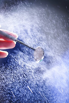 포토 JPG 손 실내 치과 신체부위 거울 물방울 의료용품 치과용품 구강거울 국내포토 의료기기 병원 사람 내부 파일형식