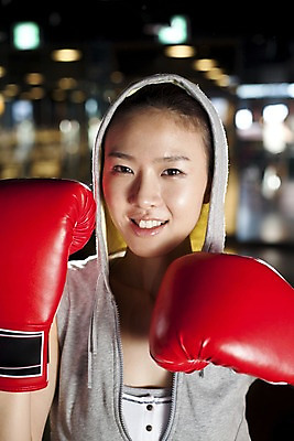 포토 JPG 라이프스타일 옷 여자 포즈 모션 실내 건강 한명 미소 웃음 사람 동양인 상반신 20대 성인 세로 운동복 청춘 운동 건강관리 헬스 권투 한국인 수비 연습 체육관 여자만 여자한명만 성인여자만 청년만 청년여자만 성인한명만 청년여자한명만 성인여자한명만 성인만 국내포토 1 컨셉 표정 관리 인종 청년 내부 생활 격투기 파일형식