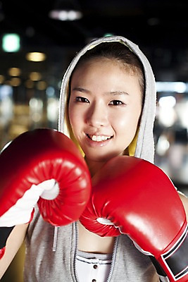 포토 JPG 라이프스타일 옷 여자 포즈 모션 실내 건강 한명 미소 웃음 사람 동양인 상반신 20대 성인 세로 운동복 청춘 운동 건강관리 헬스 권투 한국인 글러브 권투글러브 수비 연습 체육관 여자만 여자한명만 성인여자만 청년만 청년여자만 성인한명만 청년여자한명만 성인여자한명만 성인만 국내포토 1 스포츠용품 장갑 컨셉 표정 관리 인종 청년 내부 생활 격투기 파일형식