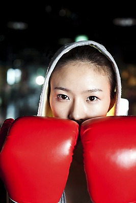포토 JPG 라이프스타일 옷 여자 포즈 모션 실내 건강 한명 사람 동양인 상반신 20대 성인 세로 운동복 청춘 운동 건강관리 헬스 권투 한국인 글러브 권투글러브 수비 연습 체육관 여자만 여자한명만 성인여자만 청년만 청년여자만 성인한명만 청년여자한명만 성인여자한명만 성인만 국내포토 1 스포츠용품 장갑 컨셉 관리 인종 청년 내부 생활 격투기 파일형식
