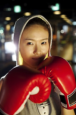 포토 JPG 라이프스타일 옷 여자 포즈 모션 실내 건강 한명 미소 웃음 사람 동양인 상반신 20대 성인 세로 운동복 청춘 운동 건강관리 헬스 권투 한국인 글러브 권투글러브 수비 연습 체육관 여자만 여자한명만 성인여자만 청년만 청년여자만 성인한명만 청년여자한명만 성인여자한명만 성인만 국내포토 1 스포츠용품 장갑 컨셉 표정 관리 인종 청년 내부 생활 격투기 파일형식