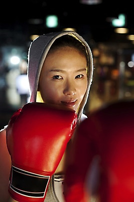 포토 JPG 라이프스타일 옷 여자 포즈 모션 실내 건강 한명 미소 웃음 사람 동양인 상반신 20대 성인 세로 운동복 청춘 운동 건강관리 헬스 권투 한국인 글러브 권투글러브 수비 연습 체육관 여자만 여자한명만 성인여자만 청년만 청년여자만 성인한명만 청년여자한명만 성인여자한명만 성인만 국내포토 1 스포츠용품 장갑 컨셉 표정 관리 인종 청년 내부 생활 격투기 파일형식