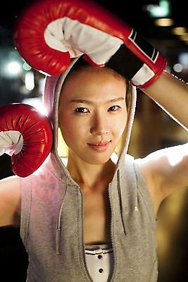 포토 JPG 라이프스타일 옷 여자 포즈 모션 실내 건강 한명 미소 웃음 사람 동양인 상반신 20대 성인 세로 운동복 청춘 운동 건강관리 헬스 권투 한국인 글러브 권투글러브 수비 연습 체육관 여자만 여자한명만 성인여자만 청년만 청년여자만 성인한명만 청년여자한명만 성인여자한명만 성인만 국내포토 1 스포츠용품 장갑 컨셉 표정 관리 인종 청년 내부 생활 격투기 파일형식