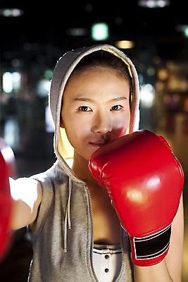 포토 JPG 라이프스타일 옷 여자 포즈 모션 실내 건강 한명 미소 웃음 사람 동양인 상반신 20대 성인 세로 운동복 청춘 운동 건강관리 헬스 권투 한국인 글러브 권투글러브 펀치 공격 연습 체육관 여자만 여자한명만 성인여자만 청년만 청년여자만 성인한명만 청년여자한명만 성인여자한명만 성인만 국내포토 1 스포츠용품 장갑 컨셉 표정 관리 인종 청년 내부 생활 격투기 파일형식