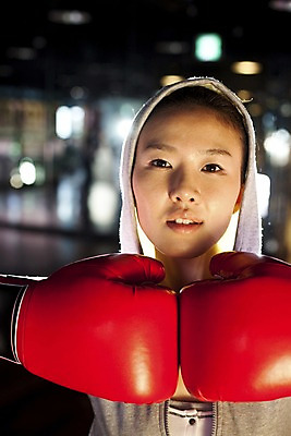포토 JPG 라이프스타일 옷 여자 포즈 모션 실내 건강 한명 사람 동양인 상반신 20대 성인 세로 운동복 청춘 운동 건강관리 헬스 권투 한국인 글러브 권투글러브 자신감 수비 연습 체육관 여자만 여자한명만 성인여자만 청년만 청년여자만 성인한명만 청년여자한명만 성인여자한명만 성인만 국내포토 1 감정 스포츠용품 장갑 컨셉 관리 인종 청년 내부 생활 격투기 파일형식