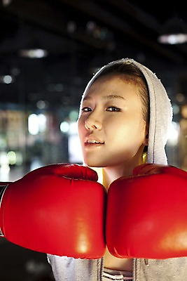 포토 JPG 라이프스타일 옷 여자 포즈 모션 실내 건강 한명 사람 동양인 상반신 20대 성인 세로 운동복 청춘 운동 건강관리 헬스 권투 한국인 글러브 권투글러브 자신감 수비 연습 체육관 여자만 여자한명만 성인여자만 청년만 청년여자만 성인한명만 청년여자한명만 성인여자한명만 성인만 국내포토 1 감정 스포츠용품 장갑 컨셉 관리 인종 청년 내부 생활 격투기 파일형식