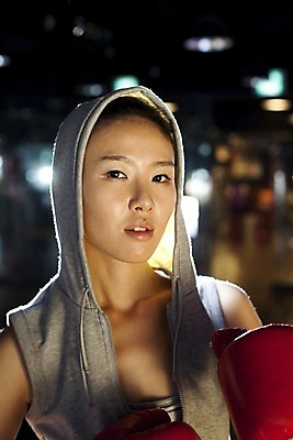 포토 JPG 라이프스타일 옷 여자 포즈 모션 실내 건강 한명 사람 동양인 상반신 20대 성인 세로 운동복 청춘 운동 건강관리 헬스 권투 한국인 수비 연습 체육관 여자만 여자한명만 성인여자만 청년만 청년여자만 성인한명만 청년여자한명만 성인여자한명만 성인만 국내포토 1 컨셉 관리 인종 청년 내부 생활 격투기 파일형식