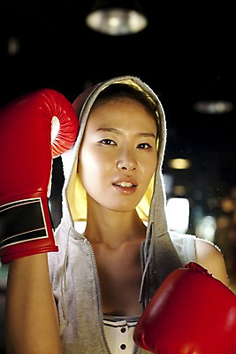 포토 JPG 라이프스타일 옷 여자 포즈 모션 실내 건강 한명 사람 동양인 상반신 20대 성인 세로 운동복 청춘 운동 건강관리 헬스 권투 한국인 글러브 권투글러브 수비 연습 체육관 여자만 여자한명만 성인여자만 청년만 청년여자만 성인한명만 청년여자한명만 성인여자한명만 성인만 국내포토 1 스포츠용품 장갑 컨셉 관리 인종 청년 내부 생활 격투기 파일형식