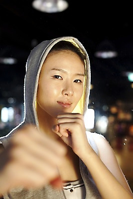 포토 JPG 라이프스타일 손 옷 여자 포즈 모션 실내 건강 한명 미소 웃음 사람 동양인 손짓 상반신 20대 성인 아웃포커스 세로 운동복 청춘 운동 건강관리 헬스 주먹 권투 한국인 수비 연습 체육관 여자만 여자한명만 성인여자만 청년만 청년여자만 성인한명만 청년여자한명만 성인여자한명만 성인만 국내포토 1 컨셉 촬영기법 표정 관리 인종 청년 내부 생활 신체부위 격투기 파일형식