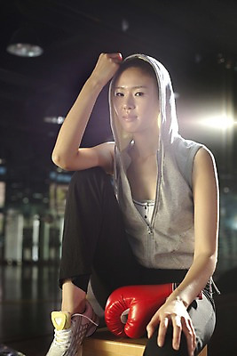 포토 JPG 라이프스타일 옷 여자 포즈 휴식 실내 건강 한명 미소 웃음 사람 앉기 동양인 상반신 20대 성인 세로 운동복 청춘 운동 건강관리 헬스 권투 한국인 글러브 권투글러브 연습 체육관 여자만 여자한명만 성인여자만 청년만 청년여자만 성인한명만 청년여자한명만 성인여자한명만 성인만 국내포토 1 스포츠용품 장갑 컨셉 모션 표정 관리 인종 청년 내부 생활 격투기 파일형식