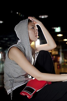 포토 JPG 라이프스타일 옷 여자 포즈 휴식 실내 건강 한명 사람 앉기 동양인 상반신 20대 성인 세로 운동복 청춘 운동 건강관리 헬스 권투 한국인 글러브 권투글러브 체육관 여자만 여자한명만 성인여자만 청년만 청년여자만 성인한명만 청년여자한명만 성인여자한명만 성인만 국내포토 1 스포츠용품 장갑 컨셉 모션 관리 인종 청년 내부 생활 격투기 파일형식