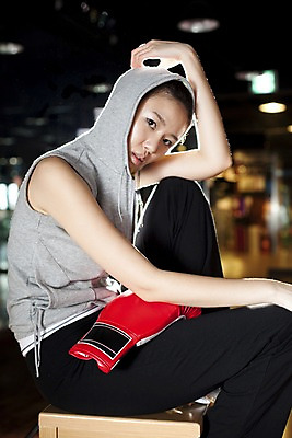 포토 JPG 라이프스타일 옷 여자 포즈 휴식 실내 건강 한명 사람 앉기 동양인 상반신 20대 성인 세로 운동복 청춘 운동 건강관리 헬스 권투 한국인 글러브 권투글러브 체육관 여자만 여자한명만 성인여자만 청년만 청년여자만 성인한명만 청년여자한명만 성인여자한명만 성인만 국내포토 1 스포츠용품 장갑 컨셉 모션 관리 인종 청년 내부 생활 격투기 파일형식