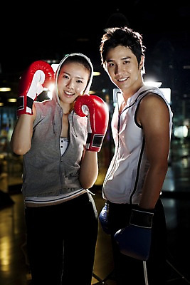 포토 JPG 라이프스타일 옷 여자 남자 포즈 모션 실내 건강 미소 웃음 사람 동양인 상반신 성인 두명 세로 운동복 청춘 운동 건강관리 헬스 권투 한국인 글러브 권투글러브 연습 체육관 성인만 국내포토 스포츠용품 장갑 컨셉 표정 관리 인종 내부 생활 격투기 파일형식