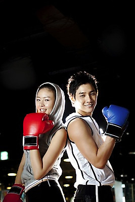 포토 JPG 라이프스타일 옷 여자 남자 포즈 모션 실내 건강 미소 웃음 사람 동양인 상반신 성인 두명 세로 운동복 청춘 운동 건강관리 헬스 경쟁 권투 한국인 글러브 권투글러브 연습 체육관 성인만 국내포토 스포츠용품 장갑 컨셉 표정 관리 인종 내부 생활 격투기 파일형식