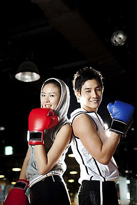 포토 JPG 라이프스타일 옷 여자 남자 포즈 모션 실내 건강 미소 웃음 사람 동양인 상반신 성인 두명 세로 운동복 청춘 운동 건강관리 헬스 권투 한국인 글러브 권투글러브 연습 체육관 성인만 국내포토 스포츠용품 장갑 컨셉 표정 관리 인종 내부 생활 격투기 파일형식