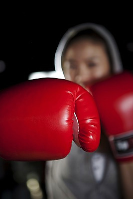 포토 JPG 라이프스타일 옷 여자 포즈 모션 실내 건강 한명 사람 동양인 상반신 20대 성인 세로 운동복 운동 건강관리 헬스 권투 한국인 글러브 권투글러브 펀치 공격 연습 체육관 타격 여자만 여자한명만 성인여자만 청년만 청년여자만 성인한명만 청년여자한명만 성인여자한명만 성인만 국내포토 1 스포츠용품 장갑 관리 인종 청년 내부 생활 격투기 파일형식
