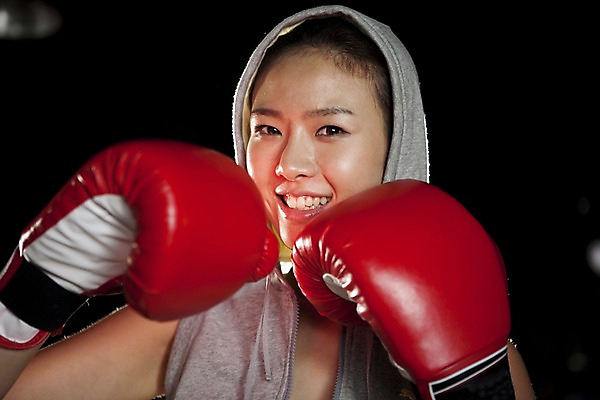 포토 JPG 라이프스타일 옷 여자 포즈 모션 실내 건강 한명 미소 웃음 사람 동양인 상반신 20대 성인 가로 운동복 청춘 운동 건강관리 헬스 권투 한국인 글러브 권투글러브 수비 연습 체육관 여자만 여자한명만 성인여자만 청년만 청년여자만 성인한명만 청년여자한명만 성인여자한명만 성인만 국내포토 1 스포츠용품 장갑 컨셉 표정 관리 인종 청년 내부 생활 격투기 파일형식