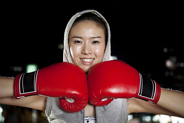 포토 JPG 라이프스타일 옷 여자 포즈 모션 실내 건강 한명 미소 웃음 사람 동양인 상반신 20대 성인 가로 운동복 청춘 운동 건강관리 헬스 권투 한국인 글러브 권투글러브 수비 연습 체육관 여자만 여자한명만 성인여자만 청년만 청년여자만 성인한명만 청년여자한명만 성인여자한명만 성인만 국내포토 1 스포츠용품 장갑 컨셉 표정 관리 인종 청년 내부 생활 격투기 파일형식