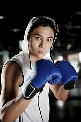 포토 JPG 라이프스타일 옷 남자 포즈 모션 실내 건강 한명 사람 동양인 상반신 20대 성인 세로 운동복 청춘 운동 건강관리 헬스 권투 한국인 글러브 권투글러브 자신감 수비 연습 체육관 남자만 남자한명만 성인남자만 청년만 청년남자만 청년남자한명만 성인한명만 성인남자한명만 성인만 국내포토 1 감정 스포츠용품 장갑 컨셉 관리 인종 청년 내부 생활 격투기 파일형식