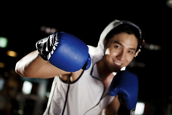 포토 JPG 라이프스타일 옷 남자 포즈 모션 실내 건강 한명 미소 웃음 사람 동양인 상반신 20대 성인 가로 운동복 청춘 운동 건강관리 헬스 권투 한국인 글러브 권투글러브 펀치 공격 연습 체육관 남자만 남자한명만 성인남자만 청년만 청년남자만 청년남자한명만 성인한명만 성인남자한명만 성인만 국내포토 1 스포츠용품 장갑 컨셉 표정 관리 인종 청년 내부 생활 격투기 파일형식