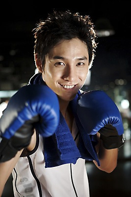 포토 JPG 라이프스타일 옷 남자 포즈 모션 실내 건강 한명 미소 웃음 사람 동양인 상반신 20대 성인 세로 운동복 청춘 수건 운동 건강관리 헬스 권투 한국인 글러브 권투글러브 연습 체육관 남자만 남자한명만 성인남자만 청년만 청년남자만 청년남자한명만 성인한명만 성인남자한명만 성인만 국내포토 1 스포츠용품 장갑 컨셉 표정 관리 인종 청년 내부 생활 위생용품 격투기 파일형식