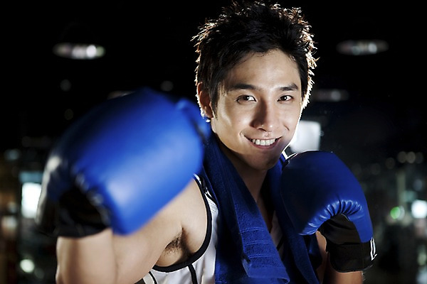 포토 JPG 라이프스타일 옷 남자 포즈 모션 실내 건강 한명 미소 웃음 사람 동양인 상반신 20대 성인 가로 운동복 청춘 수건 운동 건강관리 헬스 권투 한국인 글러브 권투글러브 펀치 자신감 공격 연습 체육관 남자만 남자한명만 성인남자만 청년만 청년남자만 청년남자한명만 성인한명만 성인남자한명만 성인만 국내포토 1 감정 스포츠용품 장갑 컨셉 표정 관리 인종 청년 내부 생활 위생용품 격투기 파일형식