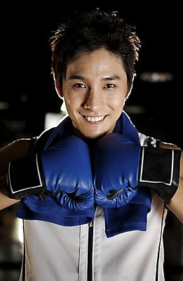 포토 JPG 라이프스타일 옷 남자 포즈 모션 실내 건강 한명 미소 웃음 사람 동양인 상반신 20대 성인 세로 운동복 청춘 수건 운동 건강관리 헬스 권투 한국인 글러브 권투글러브 연습 체육관 남자만 남자한명만 성인남자만 청년만 청년남자만 청년남자한명만 성인한명만 성인남자한명만 성인만 국내포토 1 스포츠용품 장갑 컨셉 표정 관리 인종 청년 내부 생활 위생용품 격투기 파일형식