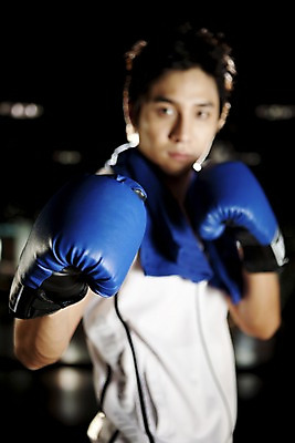 포토 JPG 라이프스타일 옷 남자 포즈 모션 실내 건강 한명 사람 동양인 상반신 20대 성인 세로 운동복 청춘 운동 건강관리 헬스 권투 한국인 글러브 권투글러브 펀치 자신감 공격 연습 체육관 남자만 남자한명만 성인남자만 청년만 청년남자만 청년남자한명만 성인한명만 성인남자한명만 성인만 국내포토 1 감정 스포츠용품 장갑 컨셉 관리 인종 청년 내부 생활 격투기 파일형식