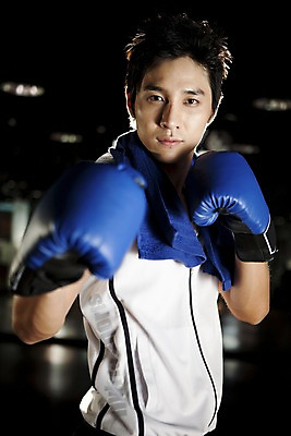 포토 JPG 라이프스타일 옷 남자 포즈 모션 실내 건강 한명 사람 동양인 상반신 20대 성인 세로 운동복 청춘 수건 운동 건강관리 헬스 권투 한국인 글러브 권투글러브 펀치 공격 연습 체육관 남자만 남자한명만 성인남자만 청년만 청년남자만 청년남자한명만 성인한명만 성인남자한명만 성인만 국내포토 1 스포츠용품 장갑 컨셉 관리 인종 청년 내부 생활 위생용품 격투기 파일형식