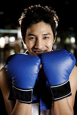 포토 JPG 라이프스타일 옷 남자 포즈 모션 실내 건강 한명 미소 웃음 사람 동양인 상반신 20대 성인 세로 운동복 청춘 수건 운동 건강관리 헬스 권투 한국인 글러브 권투글러브 수비 연습 체육관 남자만 남자한명만 성인남자만 청년만 청년남자만 청년남자한명만 성인한명만 성인남자한명만 성인만 국내포토 1 스포츠용품 장갑 컨셉 표정 관리 인종 청년 내부 생활 위생용품 격투기 파일형식