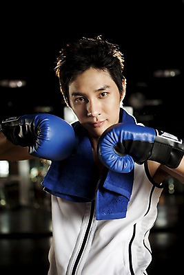 포토 JPG 라이프스타일 옷 남자 포즈 모션 실내 건강 한명 사람 동양인 상반신 20대 성인 세로 운동복 청춘 수건 운동 건강관리 헬스 권투 한국인 글러브 권투글러브 수비 연습 체육관 남자만 남자한명만 성인남자만 청년만 청년남자만 청년남자한명만 성인한명만 성인남자한명만 성인만 국내포토 1 스포츠용품 장갑 컨셉 관리 인종 청년 내부 생활 위생용품 격투기 파일형식