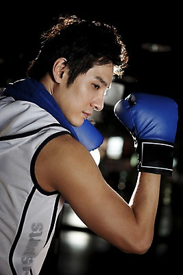 포토 JPG 라이프스타일 옷 남자 포즈 모션 실내 건강 한명 사람 동양인 상반신 20대 성인 옆모습 세로 운동복 청춘 수건 운동 건강관리 헬스 권투 한국인 글러브 권투글러브 연습 체육관 남자만 남자한명만 성인남자만 청년만 청년남자만 청년남자한명만 성인한명만 성인남자한명만 성인만 국내포토 1 스포츠용품 뷰포인트 장갑 컨셉 관리 인종 청년 내부 생활 위생용품 격투기 파일형식