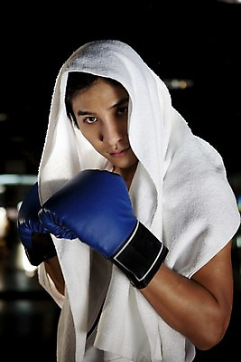 포토 JPG 라이프스타일 옷 남자 포즈 모션 실내 건강 한명 사람 동양인 상반신 20대 성인 세로 운동복 청춘 수건 운동 건강관리 헬스 권투 한국인 글러브 권투글러브 자신감 연습 체육관 남자만 남자한명만 성인남자만 청년만 청년남자만 청년남자한명만 성인한명만 성인남자한명만 성인만 국내포토 1 감정 스포츠용품 장갑 컨셉 관리 인종 청년 내부 생활 위생용품 격투기 파일형식