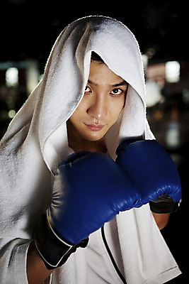 포토 JPG 라이프스타일 옷 남자 포즈 모션 실내 건강 한명 사람 동양인 상반신 20대 성인 세로 운동복 청춘 수건 운동 건강관리 헬스 권투 한국인 글러브 권투글러브 자신감 연습 체육관 남자만 남자한명만 성인남자만 청년만 청년남자만 청년남자한명만 성인한명만 성인남자한명만 성인만 국내포토 1 감정 스포츠용품 장갑 컨셉 관리 인종 청년 내부 생활 위생용품 격투기 파일형식